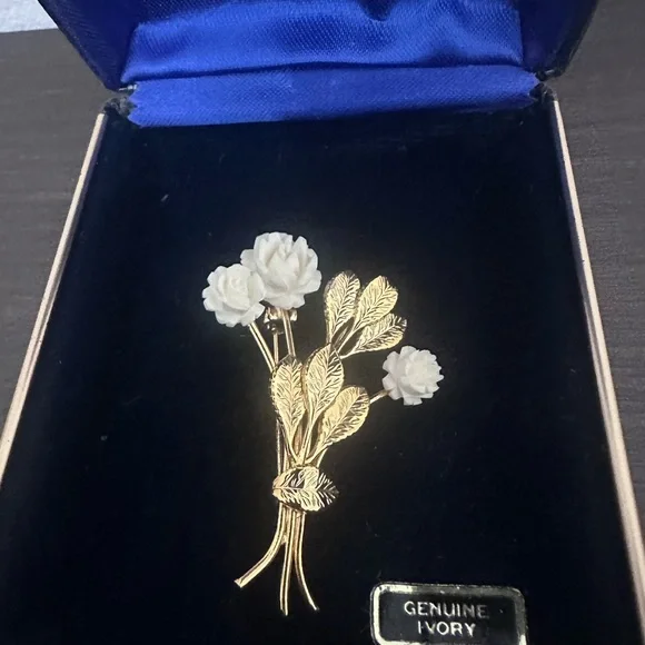 Vintage Gold and White Floral Brooch by Vintage - Picture 3 of 8